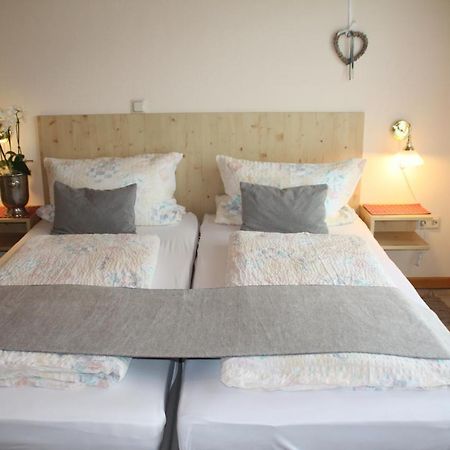 Weingut-Brennerei-Gaestehaus Emil Dauns Reil Bagian luar foto