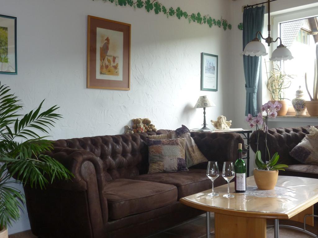 Weingut-Brennerei-Gaestehaus Emil Dauns Reil Bagian luar foto