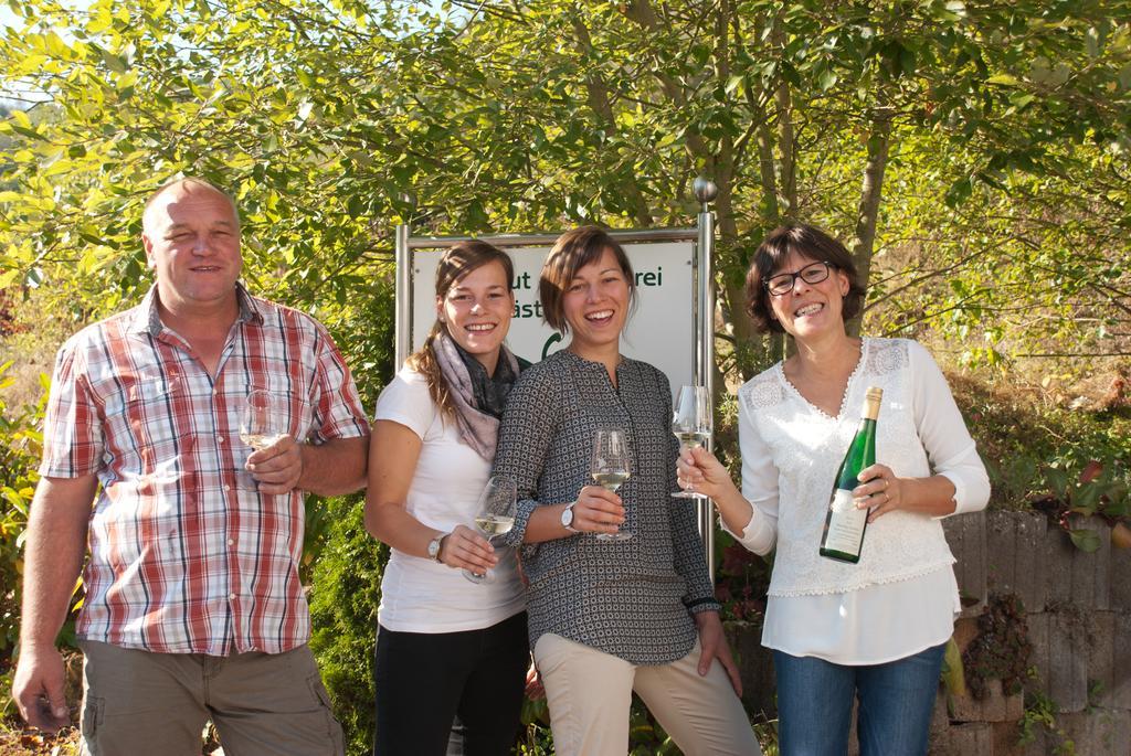 Weingut-Brennerei-Gaestehaus Emil Dauns Reil Bagian luar foto