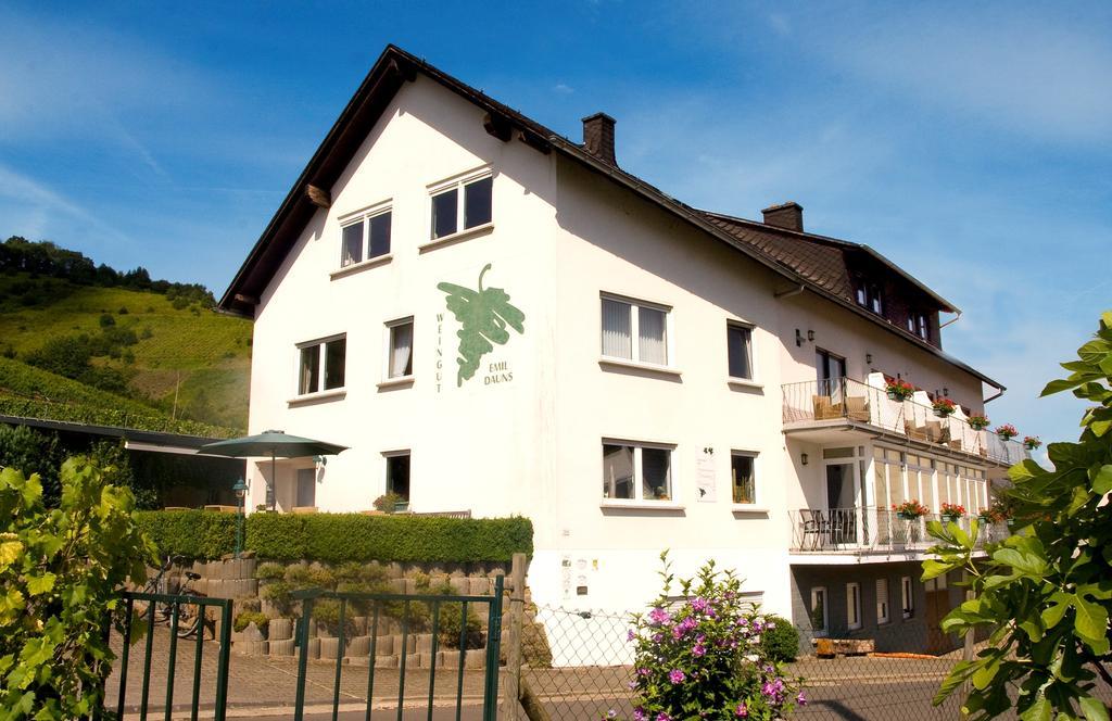Weingut-Brennerei-Gaestehaus Emil Dauns Reil Bagian luar foto